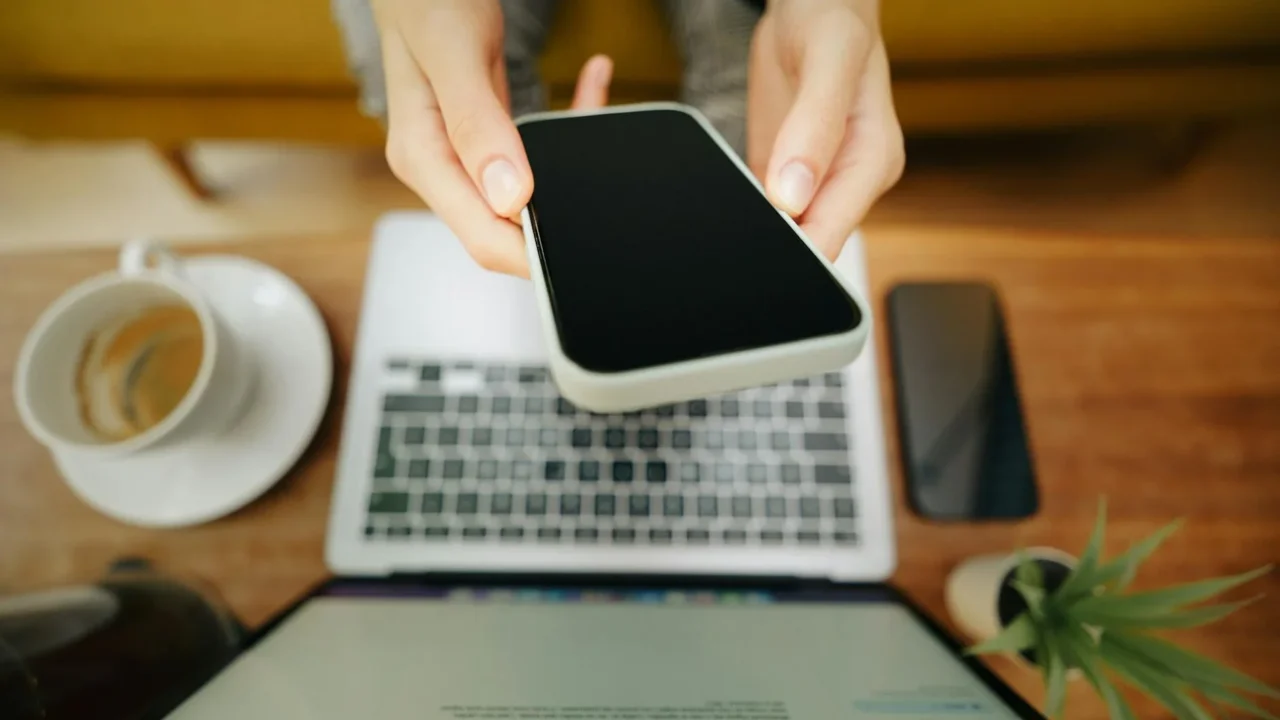 Blogging Office Smartphone