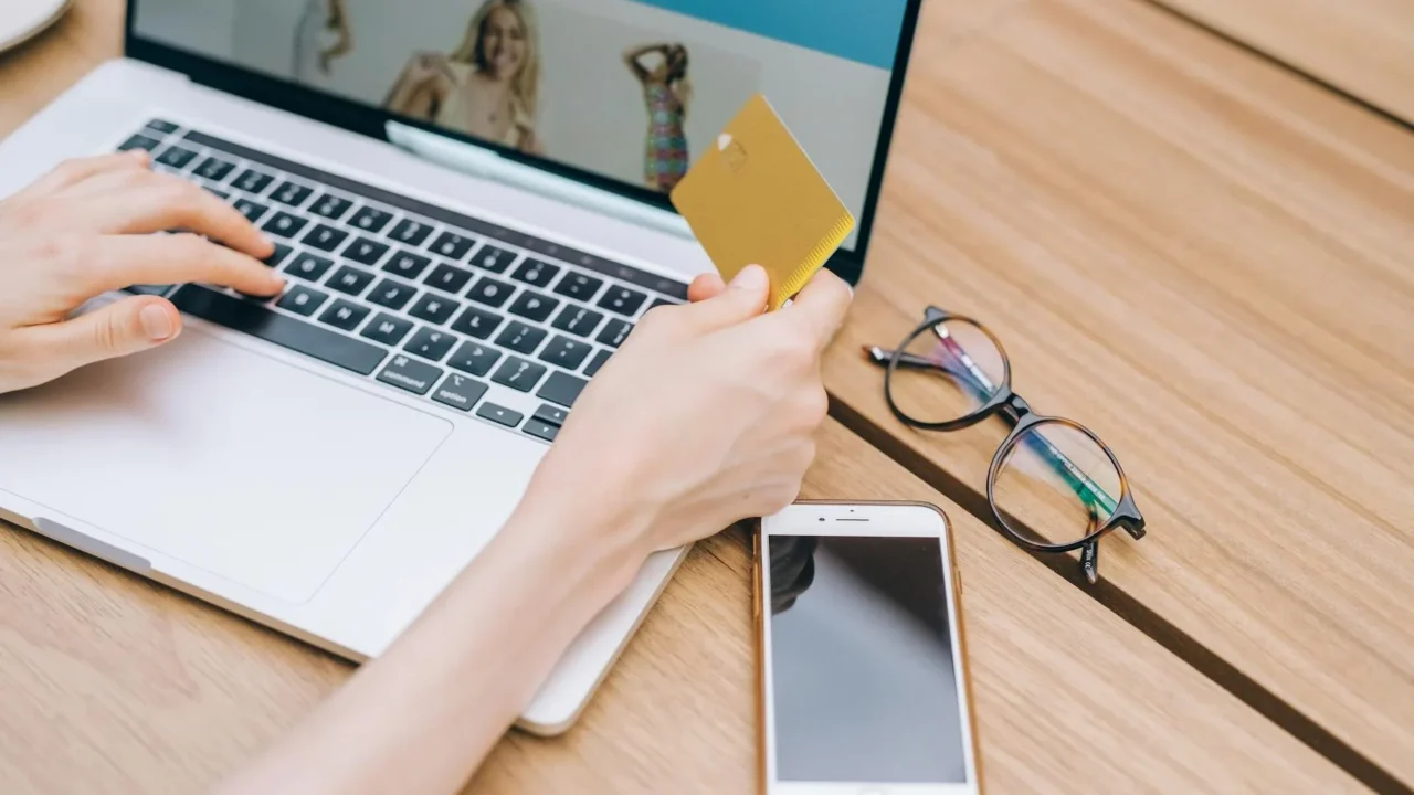 Online Shop Laptop Business Growth